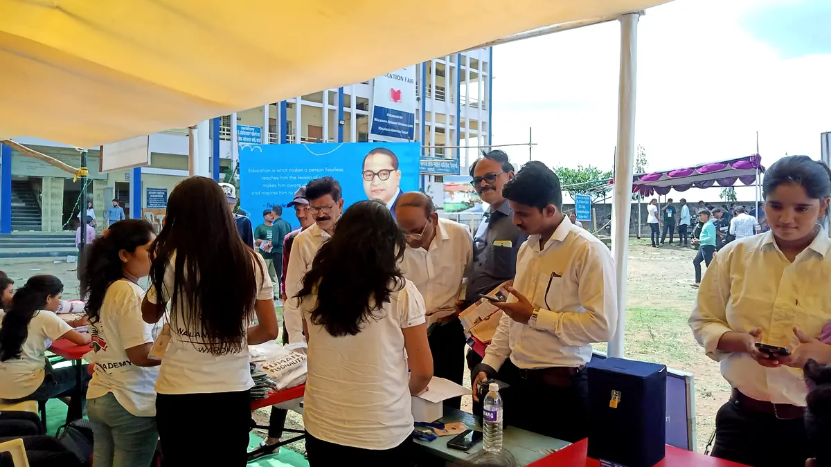 Students engage in one-on-one guidance sessions with Nalanda mentors